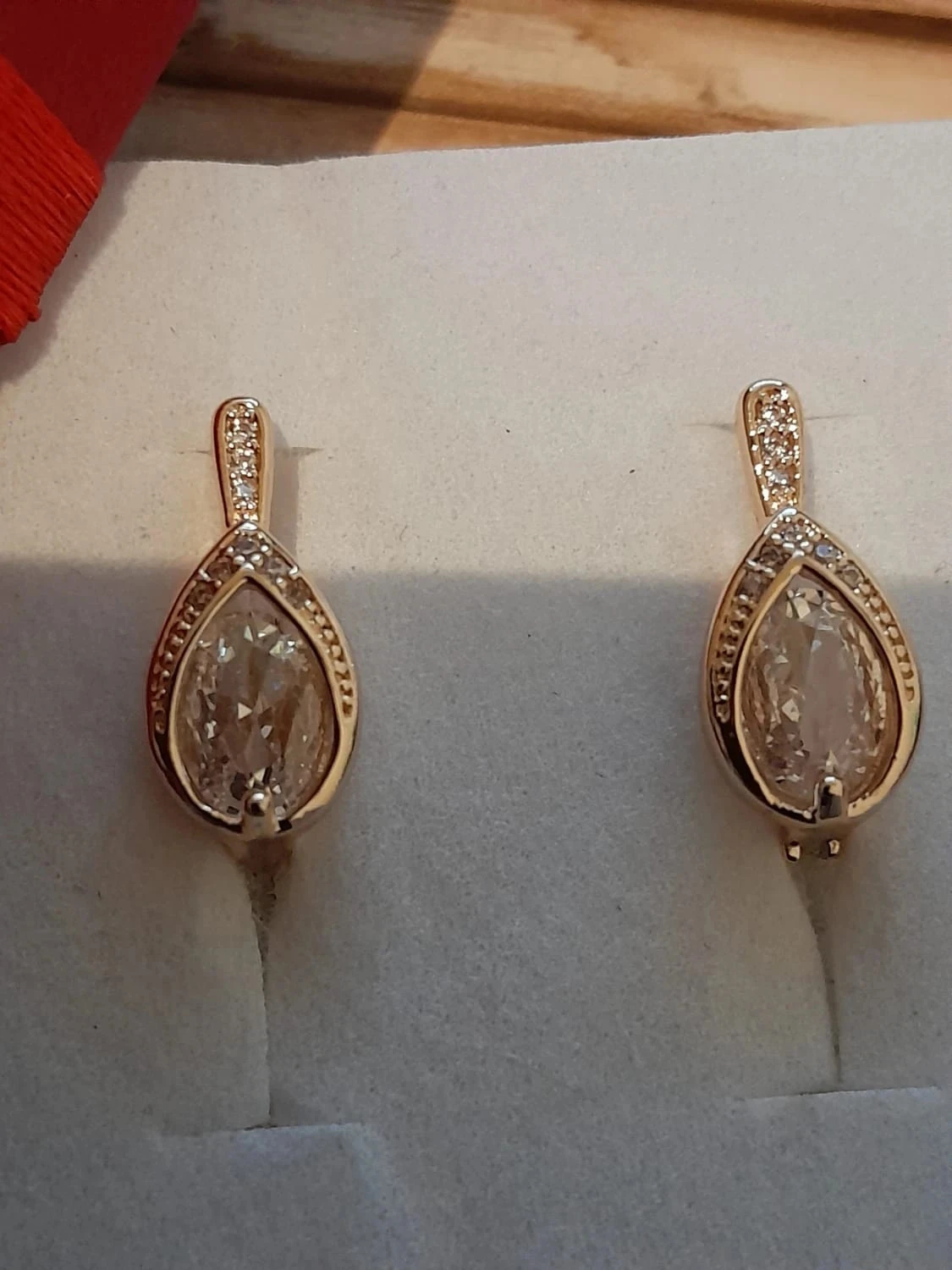 Bonitos Pendientes, color dorados, con circonita y strass – photo 2